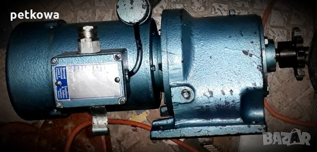 Монофазен двигател с редуктор на чеверме отваряне врати 10 об.мин