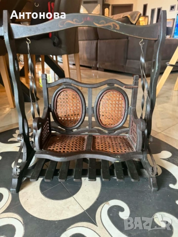  Предлагам старинна, дървена, двойна ретро люлка за кукли