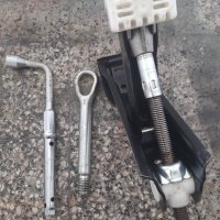 Крик,кука и ключ за гуми мерцедес- бенц, снимка 1 - Аксесоари и консумативи - 40706804