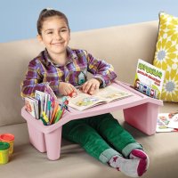 Пластмасова маса за бюро в пудрово розов цвят, която поставяте върху краката на детето, когато е сед, снимка 2 - Бюра - 40463864