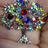 Красива брошка на дърво с цветни камъчета,нова, снимка 1 - Колиета, медальони, синджири - 35211330