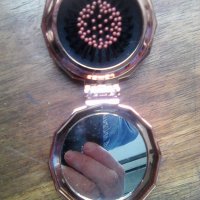 Огледалце и четка за разресване на коса на фирма Ейвън, снимка 3 - Аксесоари за коса - 39338643