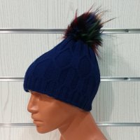 Нова зимна дамска тъмносиня шапка с шарен помпон/пух, снимка 6 - Шапки - 31664861