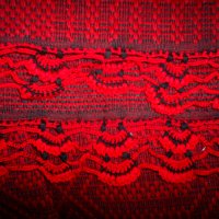 автентична ръчно тъкана вълнена покривка с ръчно плетена дантела, снимка 2 - Антикварни и старинни предмети - 37595436
