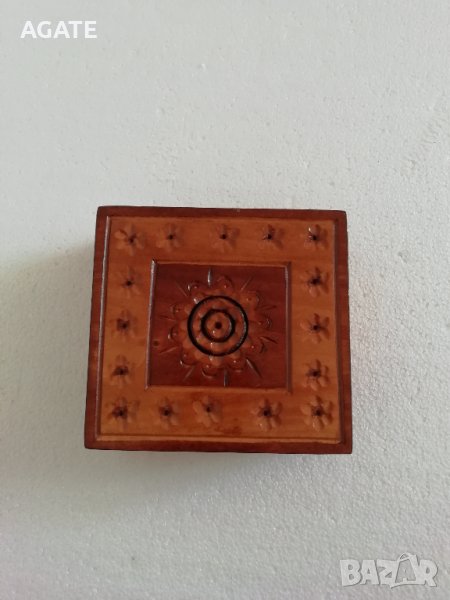 Оригинална дървена кутия с резба за бижута, снимка 1
