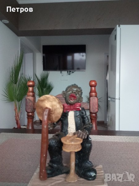 Продавам красива, колекционерска статуетка на музикант-барабанист., снимка 1