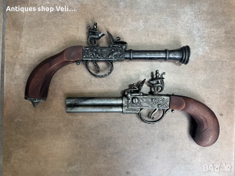 Чифт декоративни пищови №6958 Чифт кремъчни пистолети изработени от метал с дървен приклад. Механизм, снимка 1