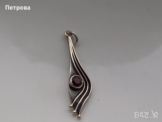 Сребърна висулка с гранат 