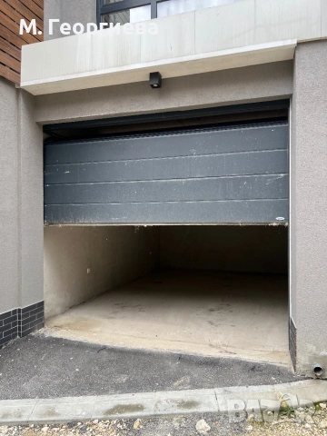 Самостоятелен гараж под наем - кв. Левски, до Терапията, снимка 3 - Гаражи и паркоместа - 54095852
