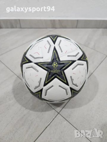 Бяло - сива Топка Звезда Champions LEAGUE 2025 за Футбол 