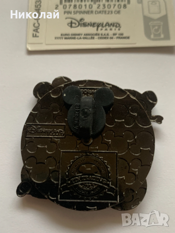 Значка Mickey and friends, Disneyland Paris 2023 collection, трислойна, въртящи елементи, 2 бр. нови, снимка 9 - Колекции - 44567733