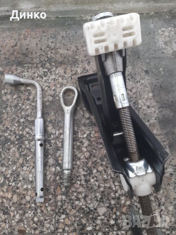 Крик,кука и ключ за гуми мерцедес- бенц, снимка 1