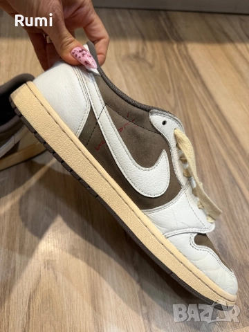 Оригинални кожени кецове Jordan 1 Low Travis Scott! 47,5 н, снимка 3 - Маратонки - 52306381