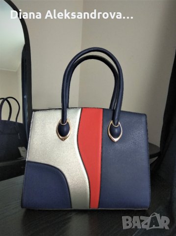 Дамска чанта, тип куфарче, тъмносиня. 20лв.