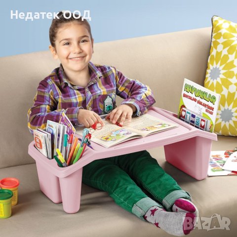 Пластмасова маса за бюро в пудрово розов цвят, която поставяте върху краката на детето, когато е сед, снимка 2 - Бюра - 40463864