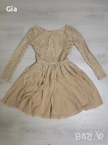 Ефектна къса рокля с гол гръб