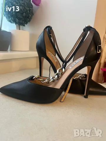 Обувки на висок ток Guess