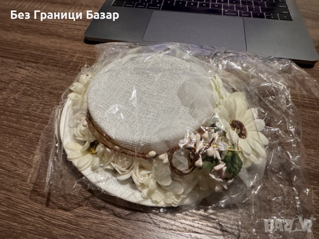 Нова Декоративна мини шапка с цветя – елегантен фасцинатор с фиба за коса, бяла