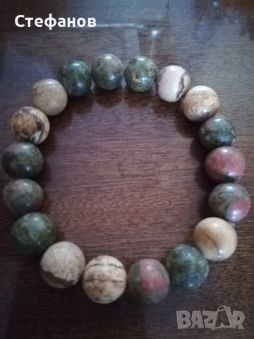 Гривна от естествени камъни