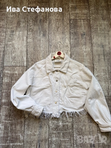  Стилно бяло дънково яке от Pull&Bear  💫 Модерен къс (cropped) дизайн с ефектни ресни отдолу , снимка 5 - Рокли - 48223259