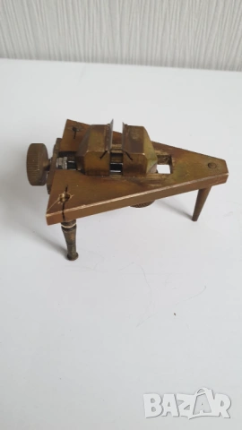 Старо малко бронзово часовникарско менгеме, снимка 5 - Антикварни и старинни предмети - 53911154