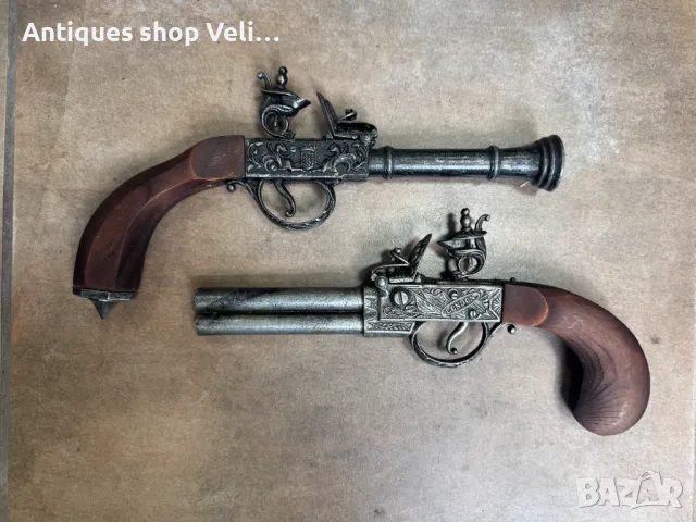 Чифт декоративни пищови №6958 Чифт кремъчни пистолети изработени от метал с дървен приклад. Механизм