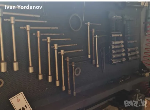 Стена с инструмент 