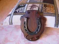 Дървена закачалка за ключове с истинска подкова и клинци., снимка 1
