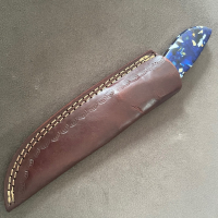 Ловен нож от Дамаска стомана дръжка смола и месинг кожена кания, снимка 6 - Ножове - 44745235