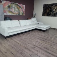Кремав ъглов диван от плат с лежанка MM-ZE1126 с ел. механизъм, снимка 2 - Дивани и мека мебел - 44216172