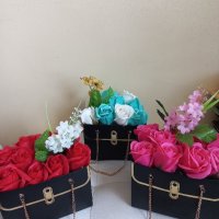 Налични чантички от картон със дръжки и 9 броя  сапунени рози , снимка 1 - Декорация за дома - 44289084