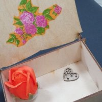 Дървена кутия за "съкровища " с дървено сърчице и ароматно сапунено цвете , снимка 9 - Романтични подаръци - 39876841
