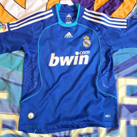 Тениска на Реал Мадрид на Рафаел ван дер Ваарт, снимка 1 - Футбол - 44763798