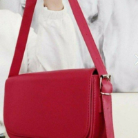 Елегантна червена дамска чанта в изчистен дизайн в класическо червено Размери: 23.5х14.5х7.5см, снимка 1 - Чанти - 44602666