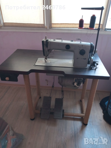 Шевна машина, единично легло с чекмеджета и ракла, и малък диван, снимка 1