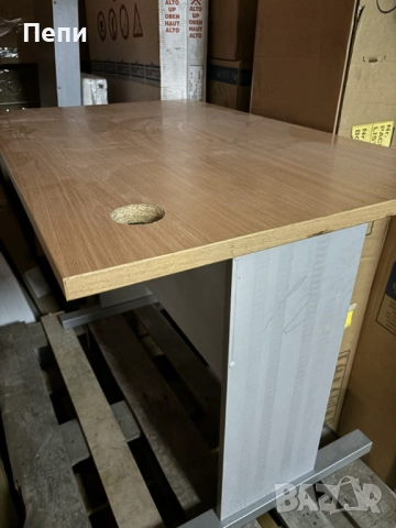 Бюро (с отвор за кабели)