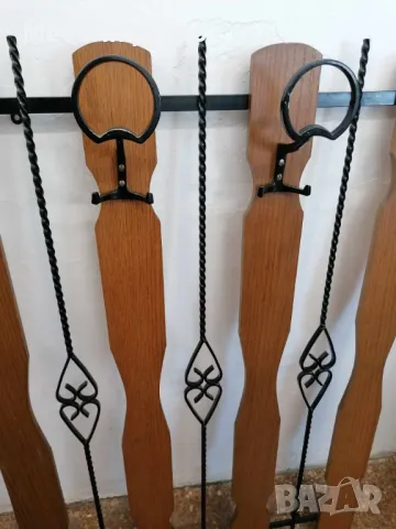 Ретро закачалка за стена в комбинация от дърво и ковано желязо.Размери 118/81см. Цена 125 лв.