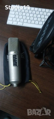 Продавам студиен микрофон RODE NT2a