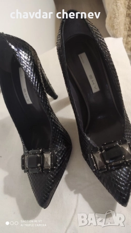 Обувките са Shy