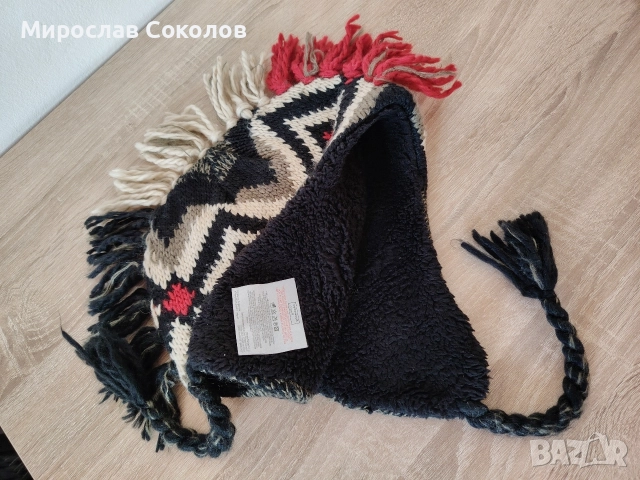 Зимна шапка с пискюли . Нова, снимка 2 - Шапки - 52774455