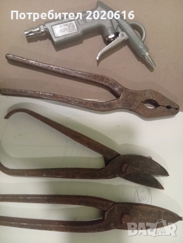 Ножици за ламарина и крика работи. 