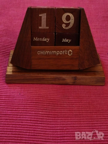 Настолен дървен календар. 