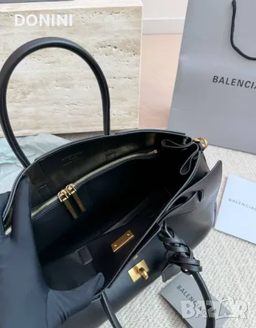 Balenciaga Дамска чанта, кожа, снимка 2 - Чанти - 56016869