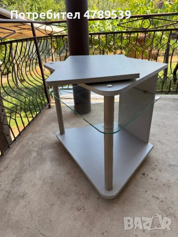 Маса за телевизор с рафтове и въртящ се горен плот.