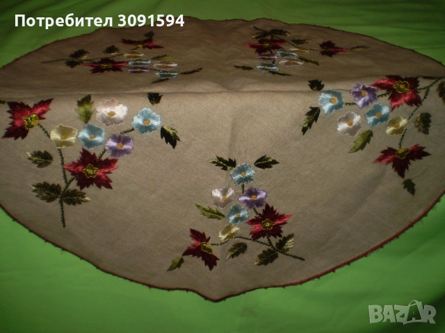 Винтидж  ретро покривка за маса с бродирани  цветя диаметър 72 см, снимка 4 - Антикварни и старинни предмети - 53177405