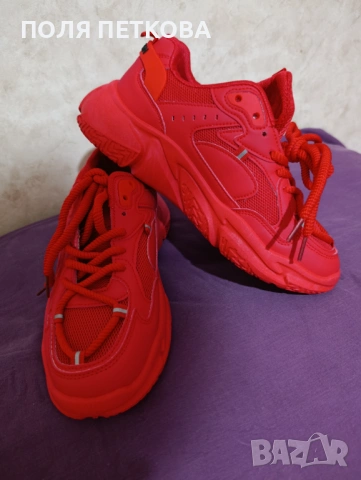 Червени маратонки 