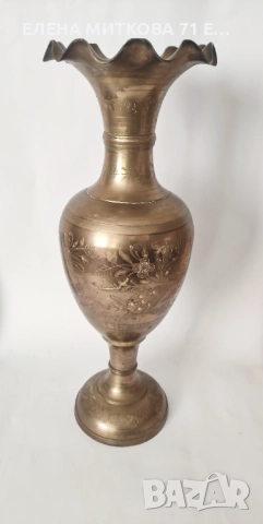 Много голяма и масивна гравирана ваза от бронз