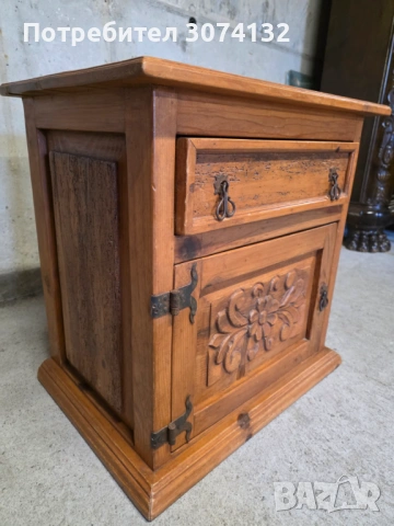 Ретро шкафче с метален обков, снимка 2 - Шкафове - 54208269