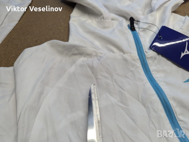 НОВО Mizuno Дамско Яке с Качулка Размер S Бяло Олекотено Ветровка, снимка 6 - Якета - 52337249
