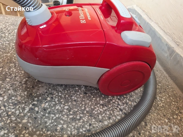 Прахосмукачка с торба Electrolux Essensio ZEO5410, 3 л, 1800 W, червена, снимка 3 - Прахосмукачки - 50637527